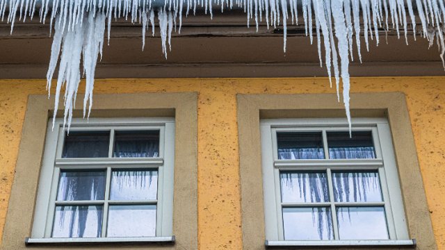 Gefahr für Passanten: Eiszapfen und Dachlawinen 