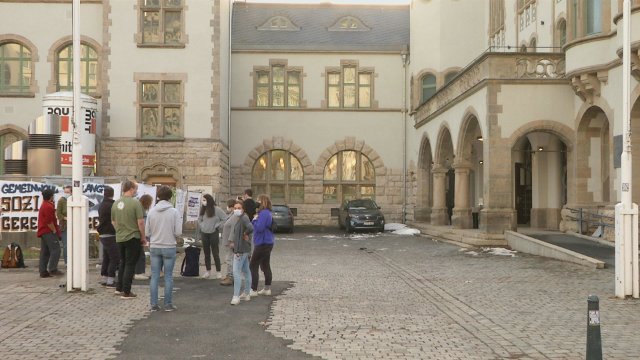 Protest vor Stadtratssitzung: Das Bündnis solidarische Stadt kritisiert Investitionen des Kommunalservice Jena 