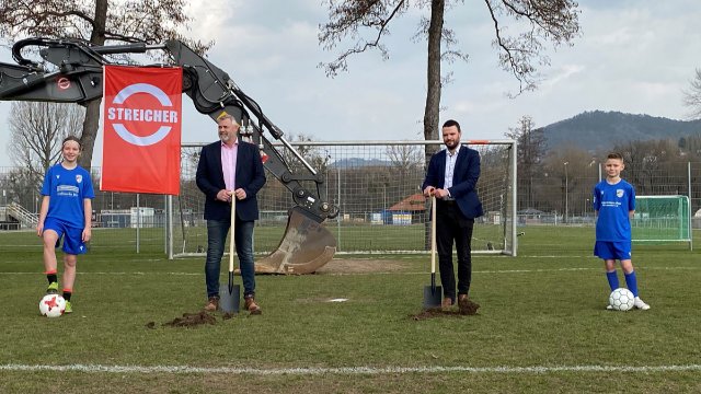Oberaue: Erster Spatenstich für neuen Kunstrasenplatz