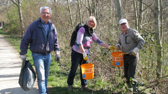 Osterspaziergang mit Müllbeutel