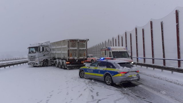 Aprilwetter bringt Schnee und glatte Straßen mit sich 