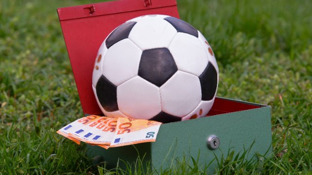 Forschungsthema: Wem gehört der Fußball? 