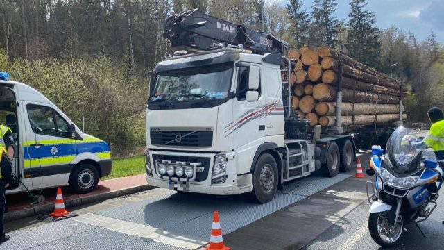 Großkontrolle auf dem Parkplatz Kuhberg auf A9 