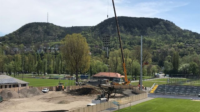 Ernst-Abbe-Sportfeld: Flutlichtmasten werden abgebaut