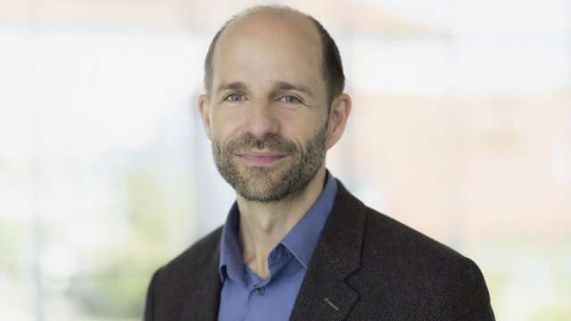 Christian Hertweck erhielt Ernst-Jung-Preis für Medizin 