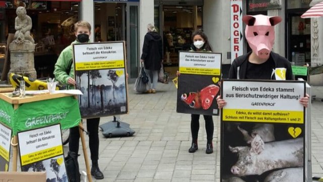 Greenpeace protestiert vor Filialen der Lebensmittelkette 