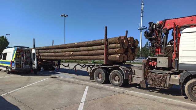 Weiterfahrt eines Holztransporters untersagt