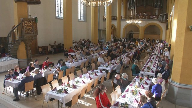 Crowd: Die Spendenaktion für den Martinsschmaus in der Stadtkirche war sehr erfolgreich