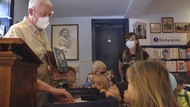 Bibliothek im Aufbau: Eine Gruppe des Kindergartens  Kunitz war heute in der Jenaer Bücherstube zu Gast 