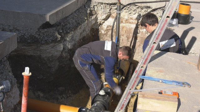 Erneuerung für Gasleitungsnetz: Die Rudolstädter Straße ist wegen Tiefbauarbeiten halbseitig gesperrt