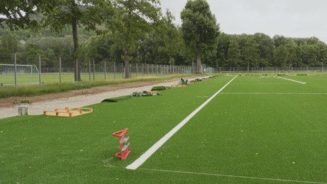 Kunstrasen für die Ewigkeit: Im Ernst-Abbe-Sportfeld wird ein Grün der besonderen Art verlegt