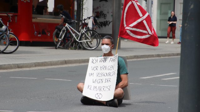 Europaweite Ein-Personen-Straßenblockaden gegen unzureichende Klimapolitik