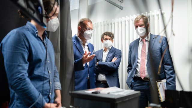 Zwölf Millionen Euro für neue Anlage zur Herstellung von Hochleistungsoptiken