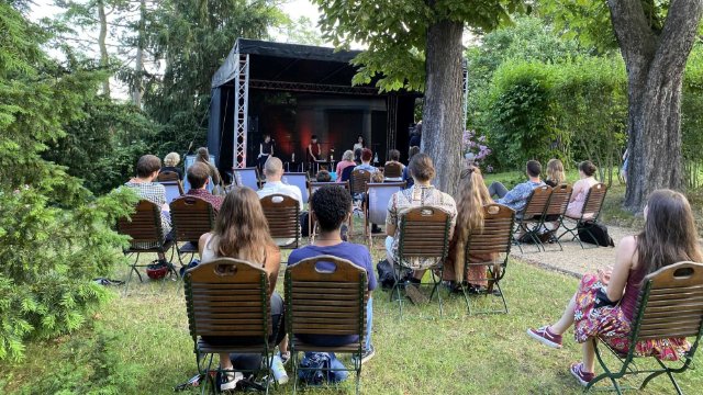 Kulturelle Vielfalt zwischen alten Bäumen und Vogelgezwitscher