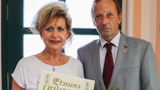 Goldene Ehrennadel für Jenaer Friseurmeisterin 