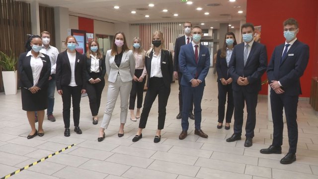 Begrüßt: Sparkassen-Vorstandsmitglied kam heute mit den neuen Lehrlingen ins Gespräch 