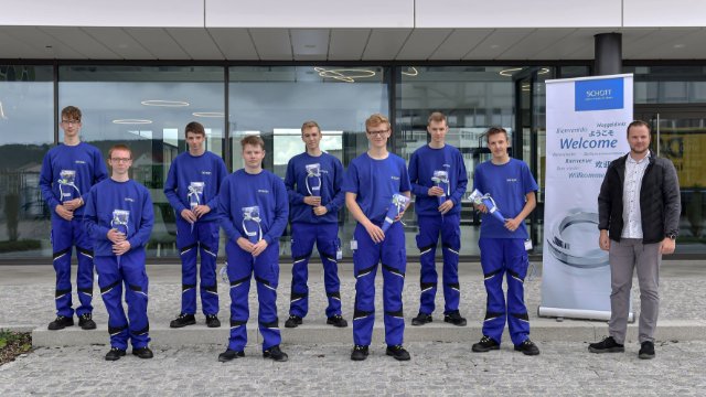 Acht neue Auszubildende am SCHOTT Standort Jena
