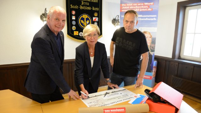 Friseurinnung spendete 3 000 Euro für Flut-Opfer 