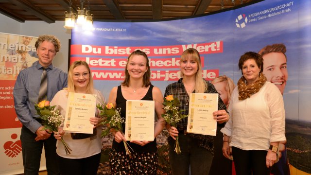 Junggesellinnen im Friseurhandwerk freigesprochen