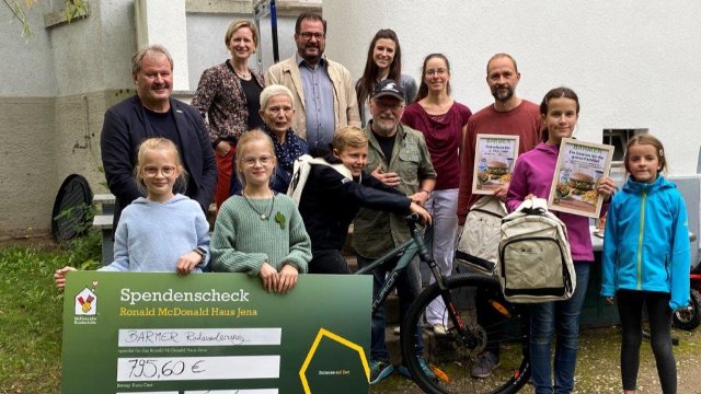 Scheckübergabe an Ronald McDonald Haus