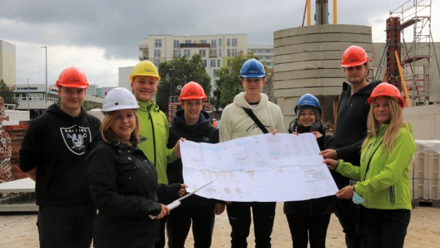 Azubis besichtigten Sportschwimmhallen-Baustelle 
