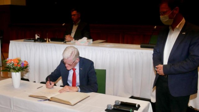Volker Blumentritt trug sich ins Goldene Buch der Stadt ein