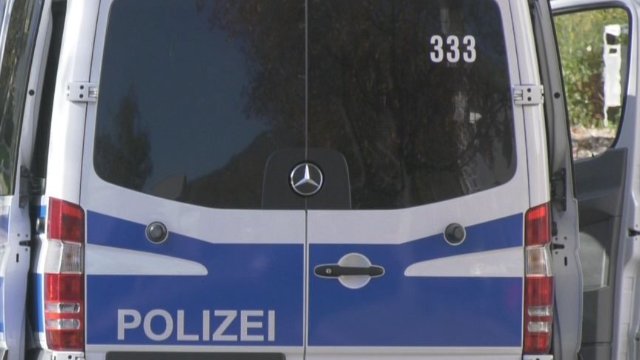 Auto mit zwei verschiedenen Kennzeichen 