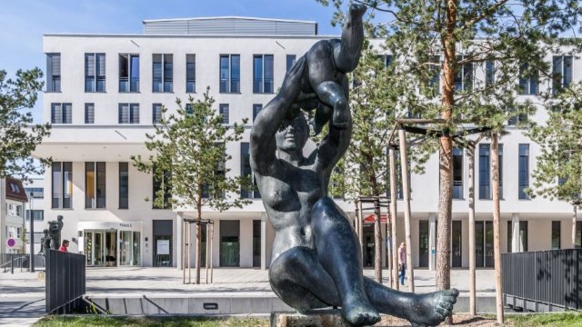 Jenas Wahrzeichen leuchten lila