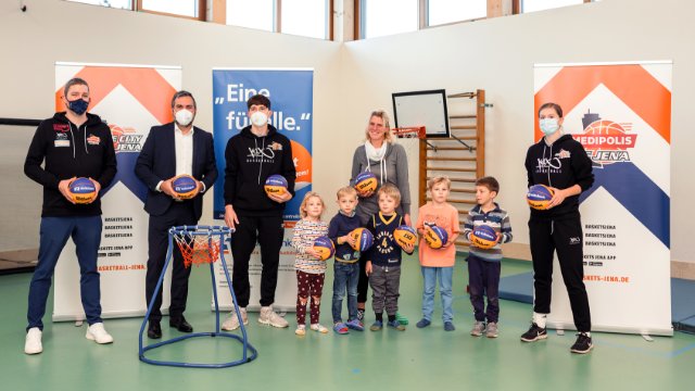 Mini-Basketballkorb und neue Bälle für Kindergartenkinder