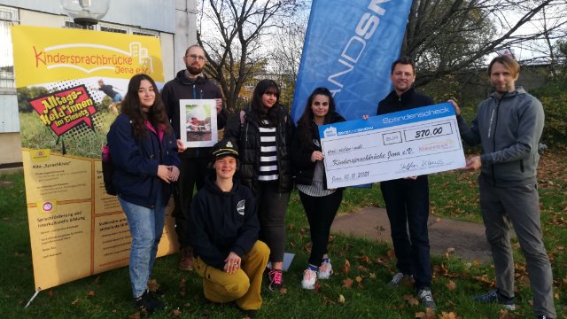 Scheck an Kindersprachbrücke Jena e.V. übergeben