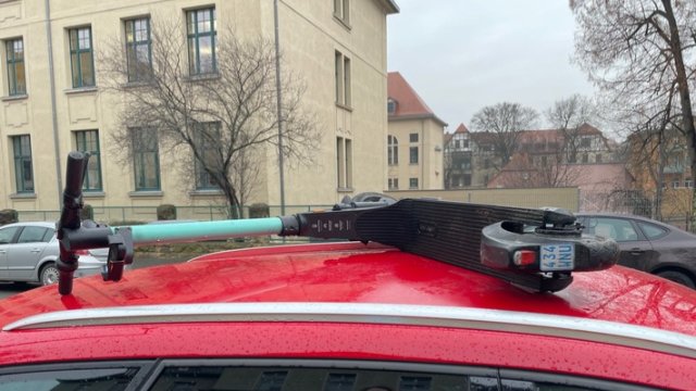E-Scooter auf Pkw-Dach: Zeugen gesucht