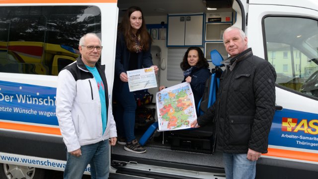 Innungshandwerker-Spende für ASB-Wünschewagen