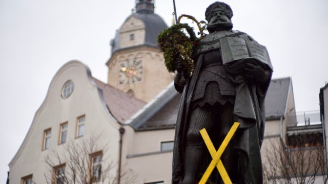 Grüne Jugend stellt gelbe Kreuze auf