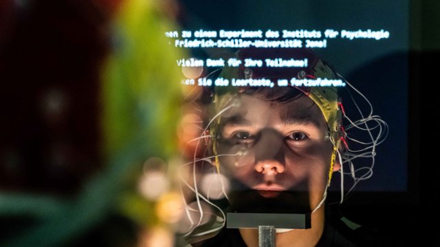 Menschen mit Hörprothese orientieren sich an Klangfarbe 