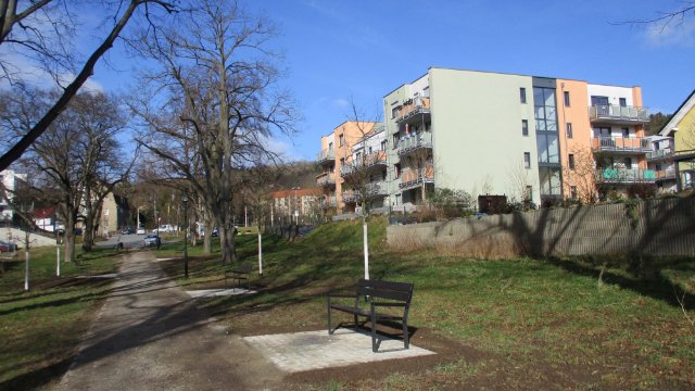 Neue Bänke für die Lindenallee in Zwätzen