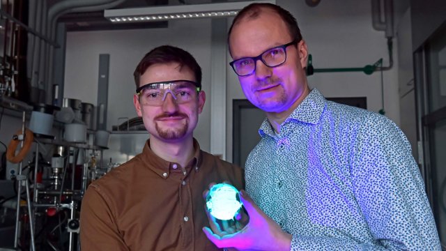 Aluminiumverbindung mit sehr starker Fluoreszenz