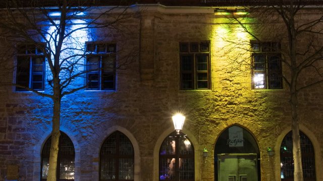 Rathausfassade in den Farben der Ukraine