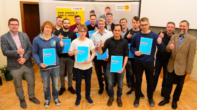 René Oettel als Jahrgangsbester 2022 im Elektrohandwerk mit 21 Kollegen feierlich freigesprochen
