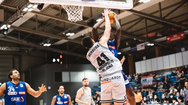 Center Alex Herrera bleibt Medipolis SC Jena bis 2023 erhalten