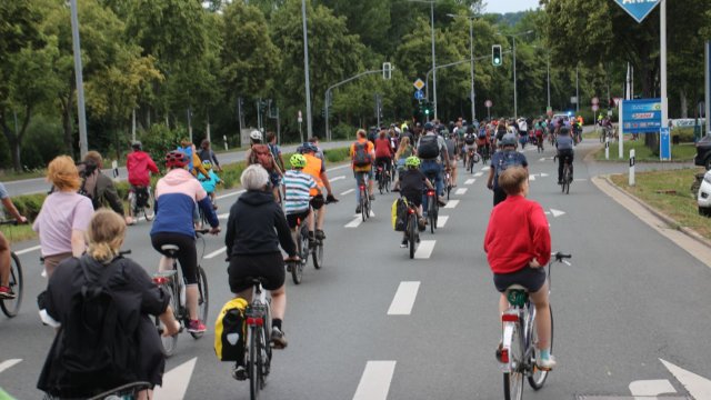 Critical Mass Jena erobert die Stadtrodaer Straße