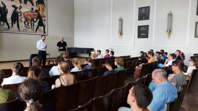 Jugendliche aus Erlangen und Jena im Gespräch mit OB