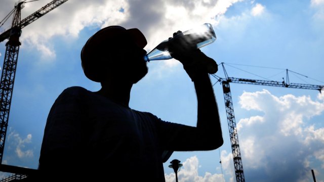 IG BAU warnt vor Sonnengefahr für „Draußen-Jobber“ 