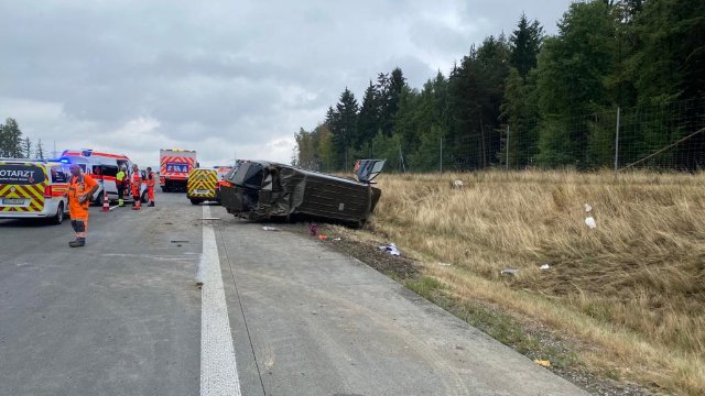 Kleintransporter überschlägt auf der A9