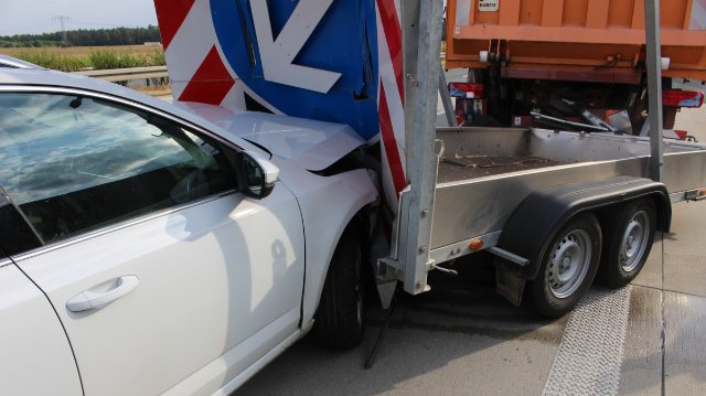 Pkw fuhr auf Schilderwagen auf: Fahrer verletzt 