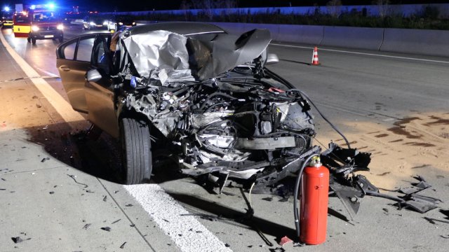 Familie nach Pkw-Kollision mit Tanklaster schwer verletzt 