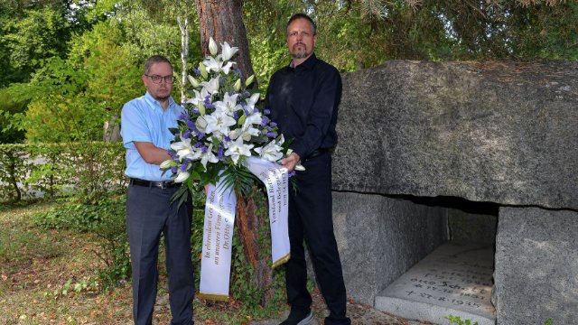 Kranzniederlegung zum 87. Todestag von Otto Schott 