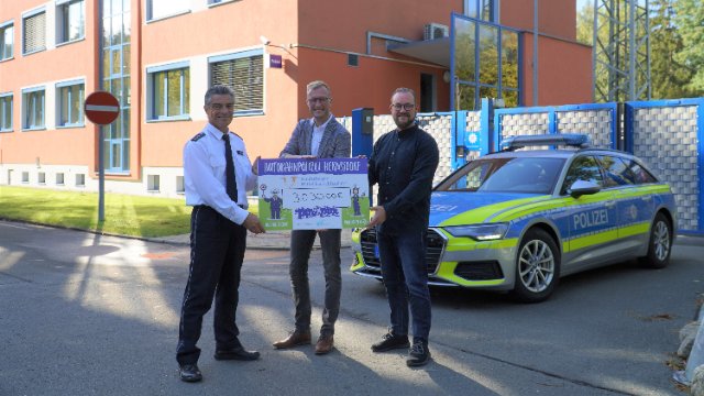 Spendenübergabe - Tag der offenen Tür der API