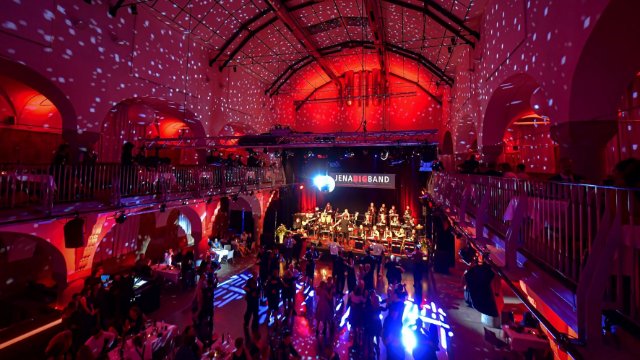 Ausverkaufter 15. Jenaer BigBandBall im Volksbad 