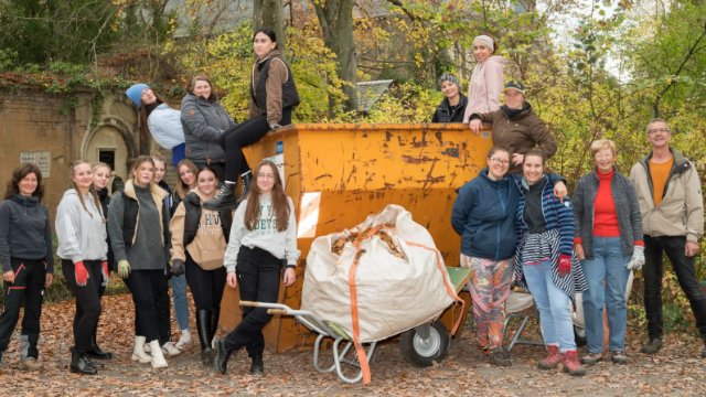 Pflege-Azubis mit Einsatz auf Johannisfriedhof 