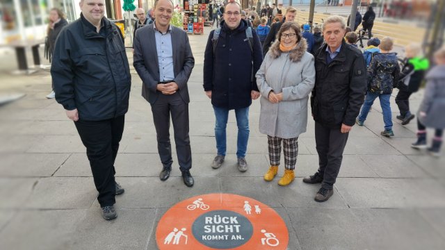 Bodenmarkierungen als Aufruf zur Rücksichtnahme